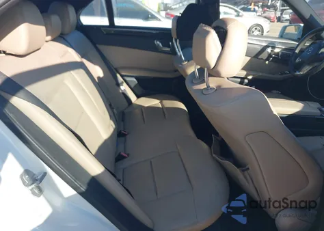 2010 Mercedes-Benz E 350 z USA, uszkodzony, nr VIN WDDHF5GB5AA236053